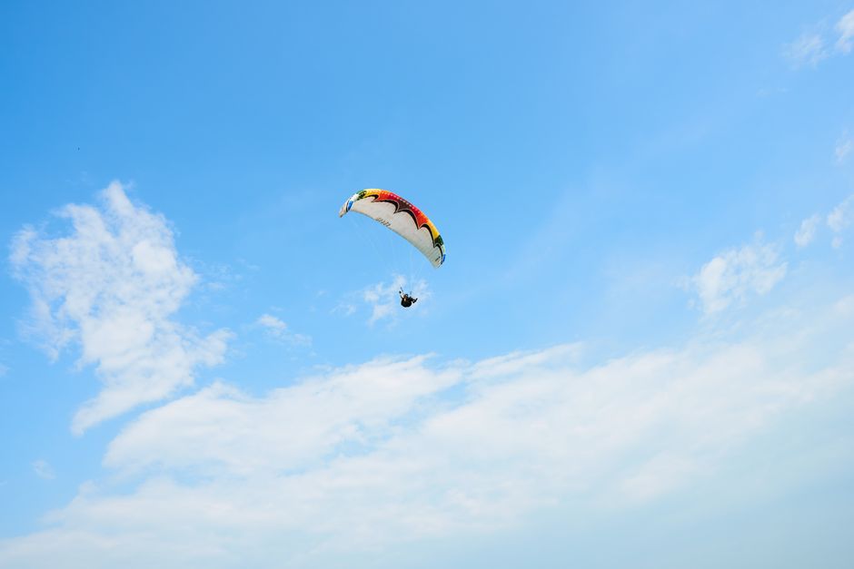 131. Paragliding di Bukit Jugra, Selangor Sensasi Terbang di Atas Langit 131. Paragliding di Bukit Jugra, Selangor Sensasi Terbang di Atas Langit