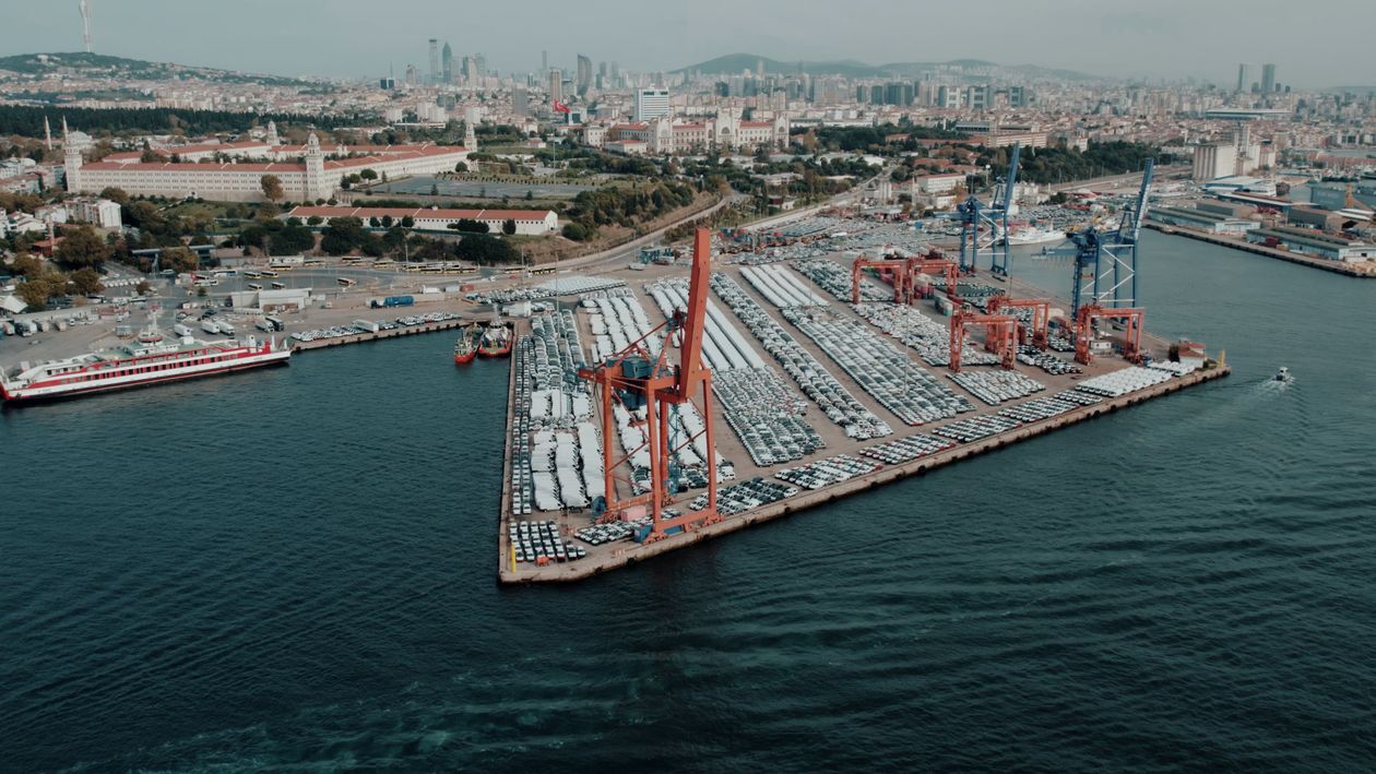 İstanbul limanında yük gemileri ve konteynerlerin havadan görünümü, Türkiye-Libya deniz ticaret ve lojistik merkezi