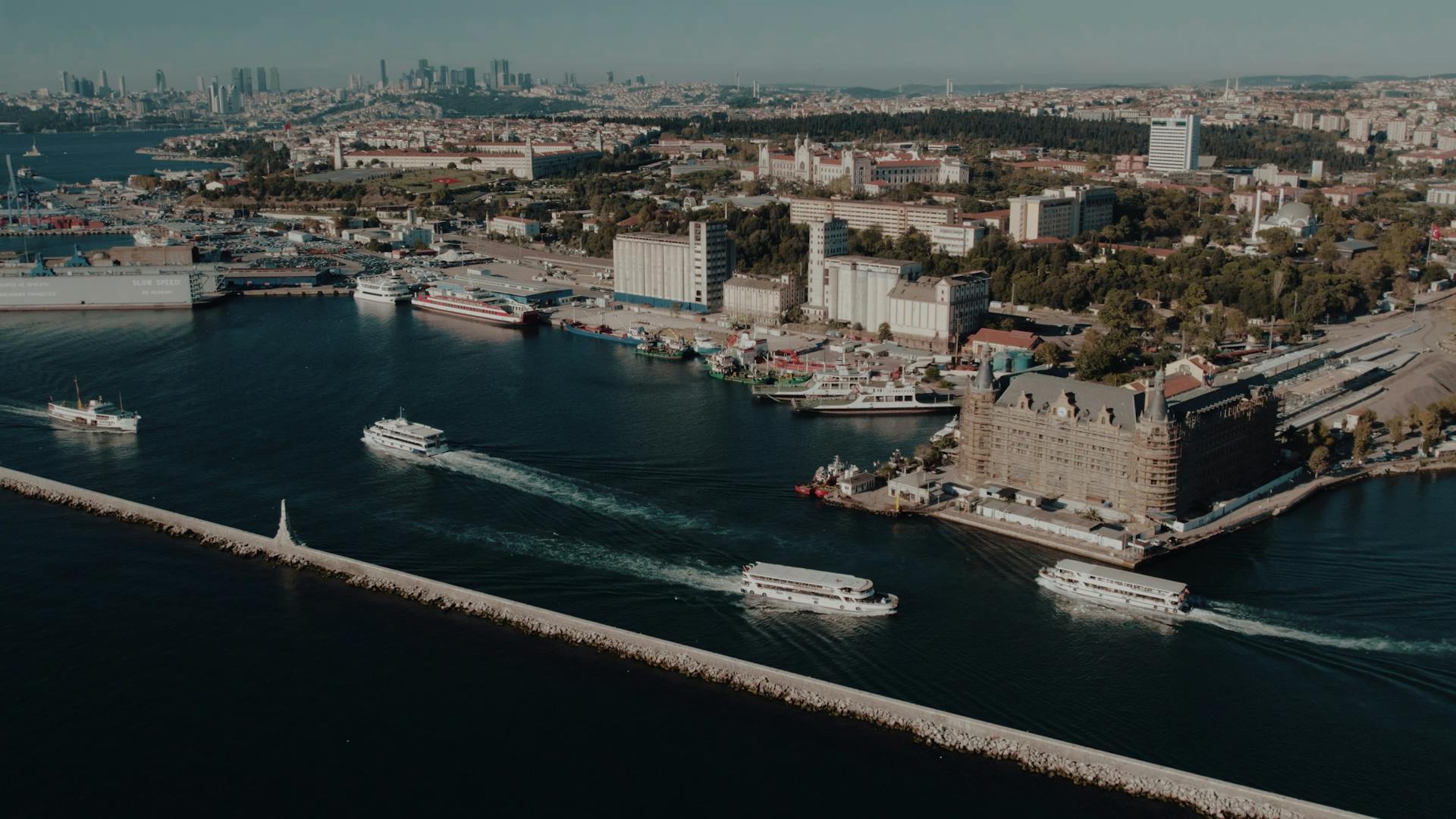 A stunning aerial shot of Haydarpaşa railway station and harbor in İstanbul, Türkiye.