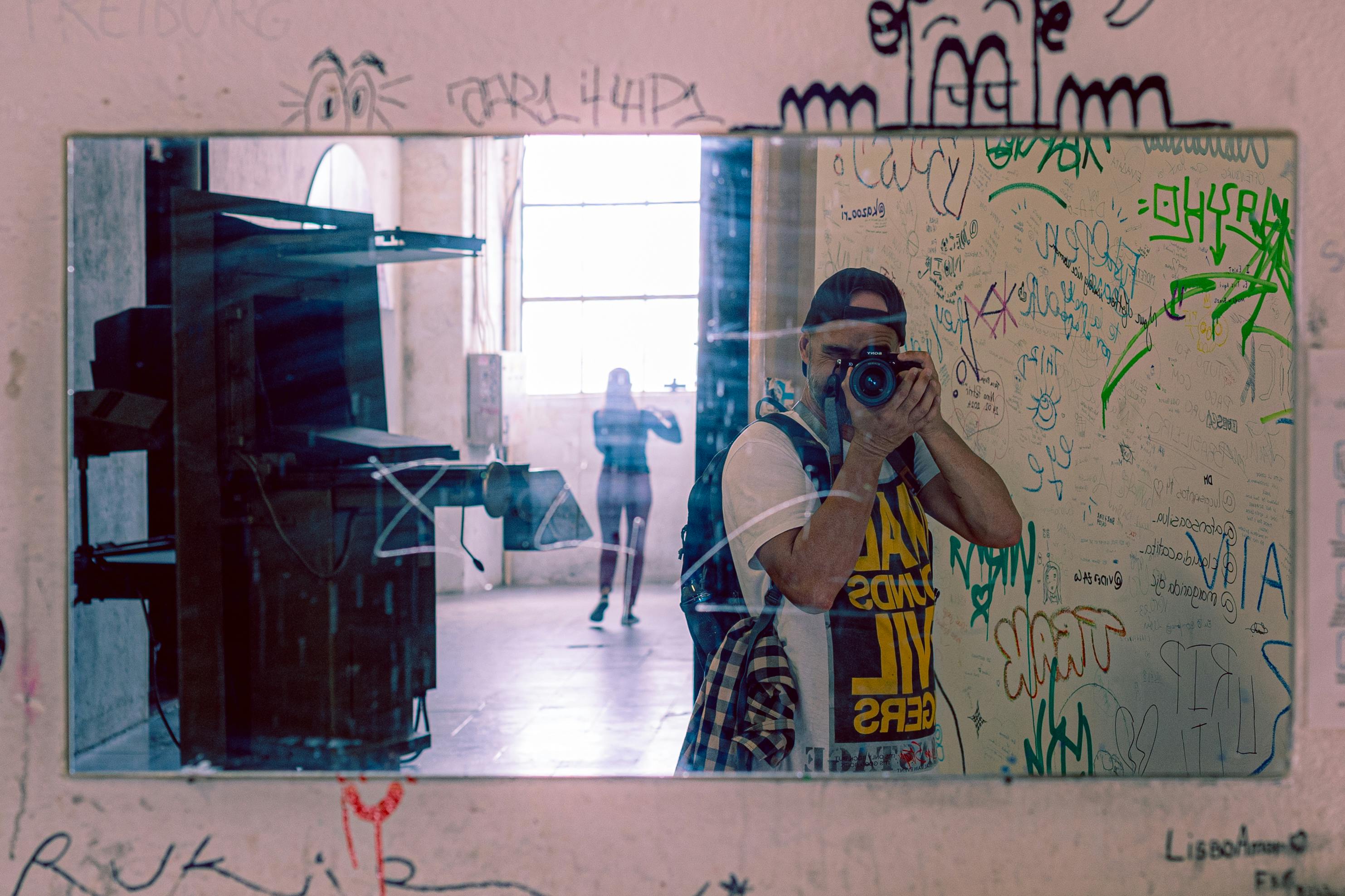 bezplatná Městské Odrazy V Místnosti Označené Graffiti Základová fotografie