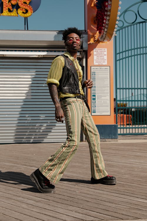 Homem Vestindo Uma Camisa Social Preta E Laranja