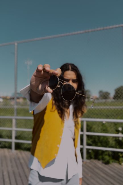 Round sunglasses in full sun, yellow vest over a white shirt, I love this outfit 😎
#ootd #yellow #vest #sunglasses