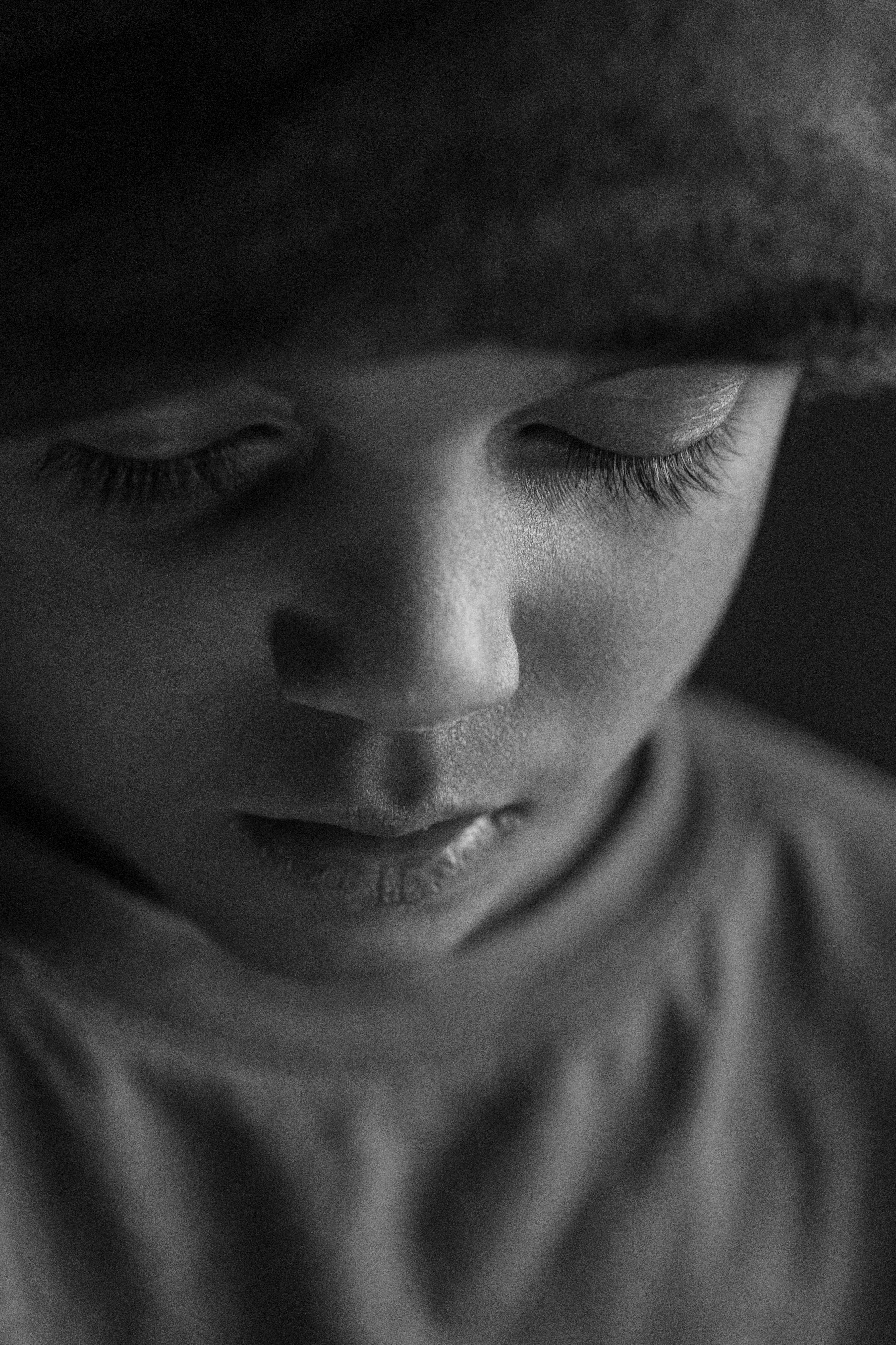 Retrato En Blanco Y Negro Del Rostro De Un Niño · Foto de stock gratuita