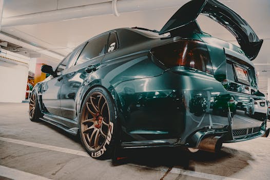 一辆配备定制钢圈和扰流器的现代跑车停在室内，尽显奢华与设计感