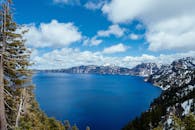 火山口湖的令人惊叹的全景，在清澈的蓝色水域和雪山映衬下，在多云的天空下显得格外壮观