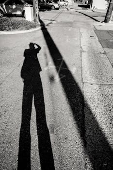 单色镜头捕捉城市街道的阴影，营造出抽象感