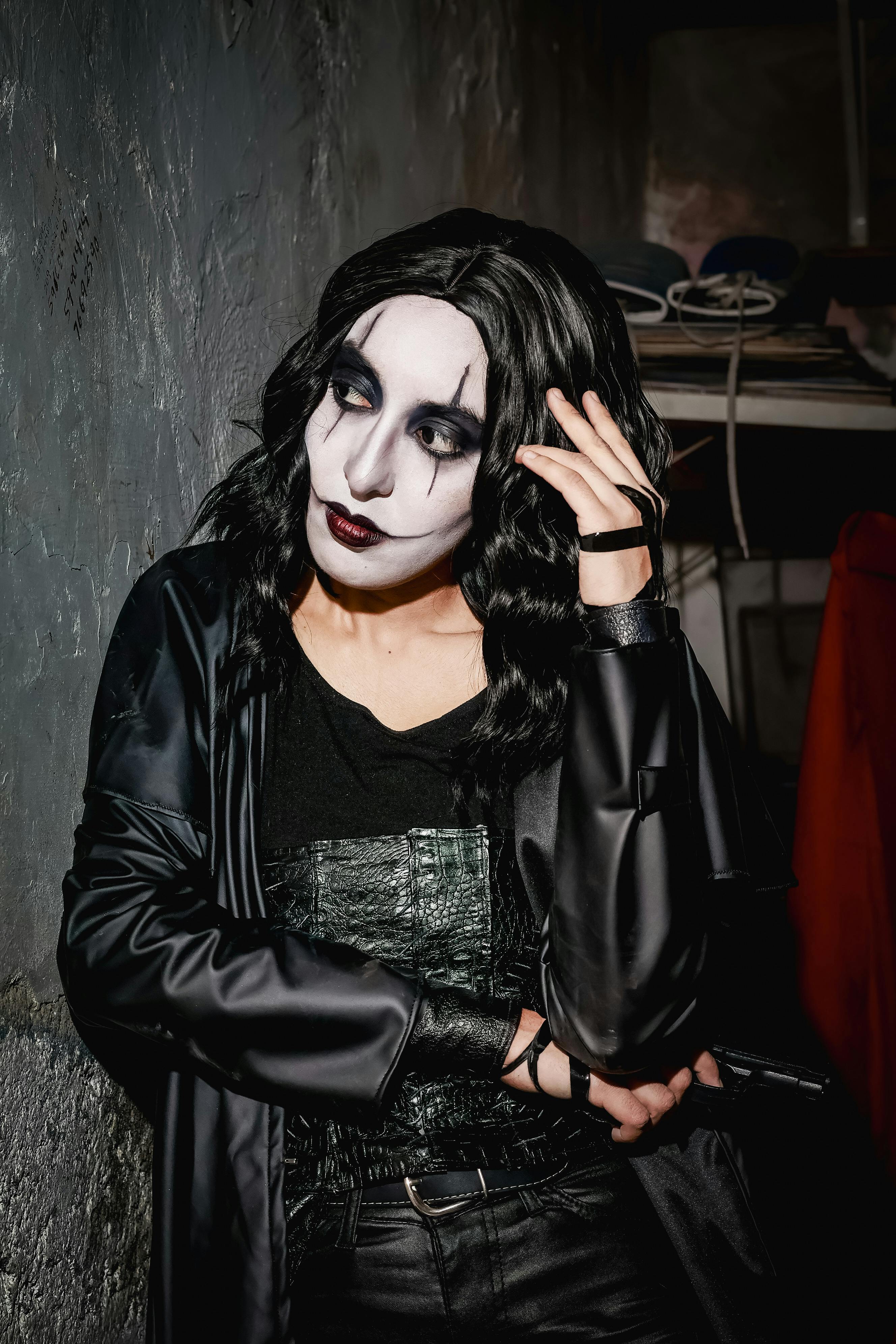 Ücretsiz Dramatik Makyajlı Gotik Sanatçı Kapalı Alanda Stok Fotoğraflar