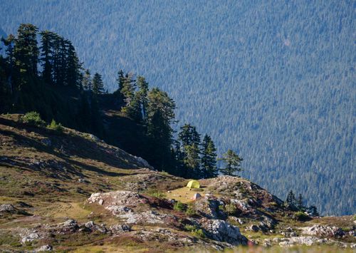 Free Tranquil tent camping on a mountain ridge in Washington's lush forest landscape. Stock Photo
