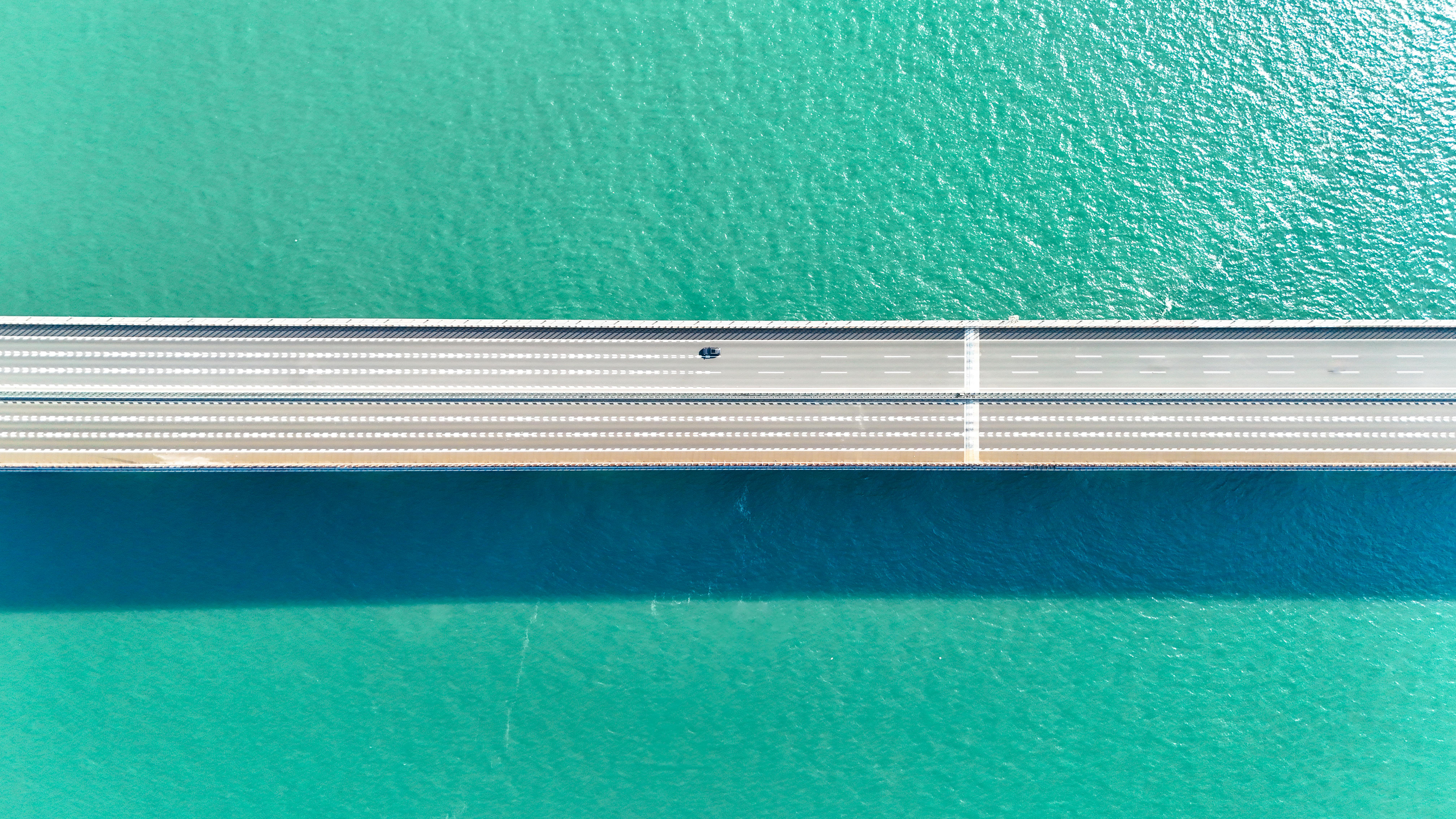 무료 터키석 물 위의 다리의 공중 사진 스톡 사진