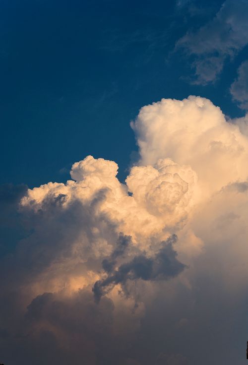 Free A stunning view of cumulus and cumulonimbus clouds contrasting with a clear blue sky. Stock Photo