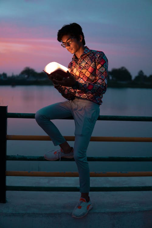 Man Zitten En Lezen Op Een Metalen Balustrade