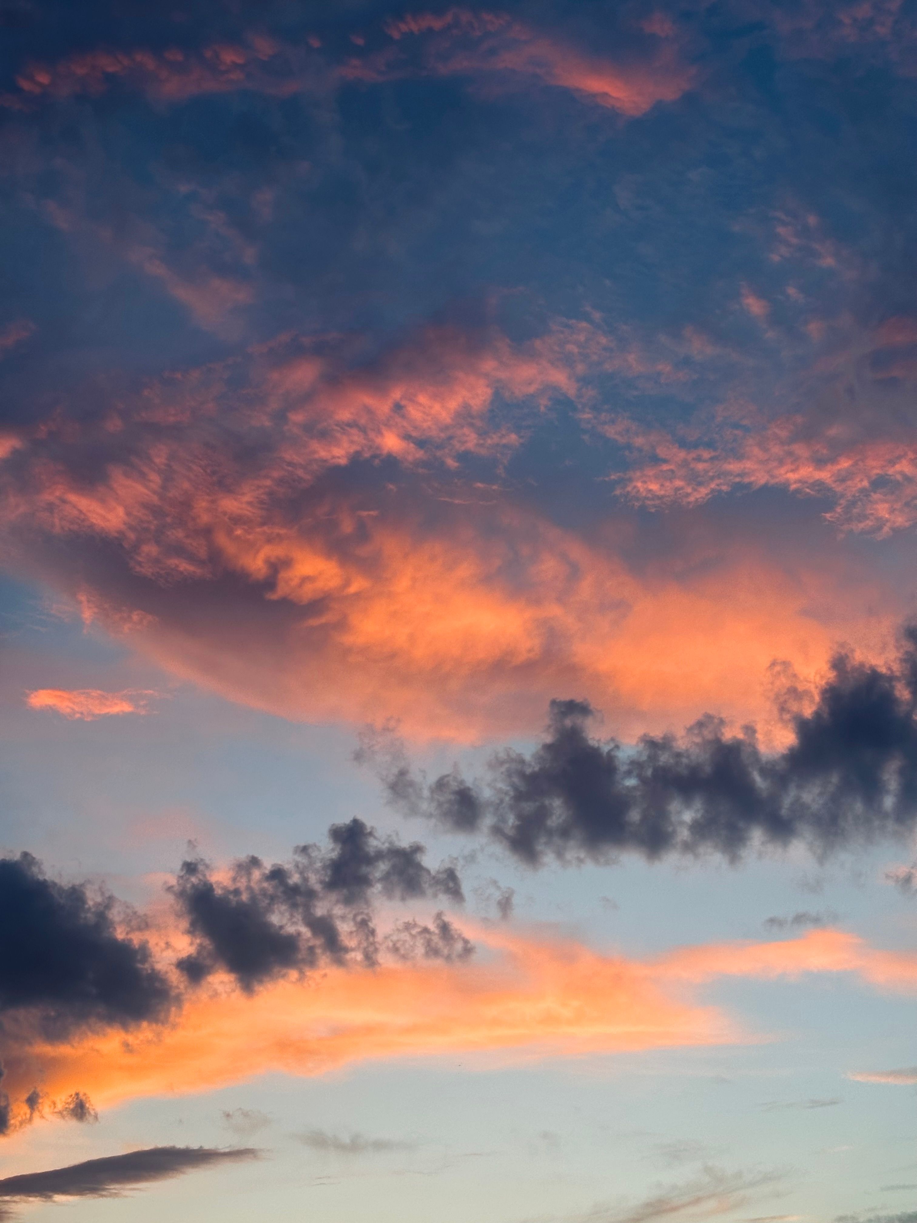De franc Cel Serè Posta De Sol Amb Núvols Vibrants Foto d'estoc