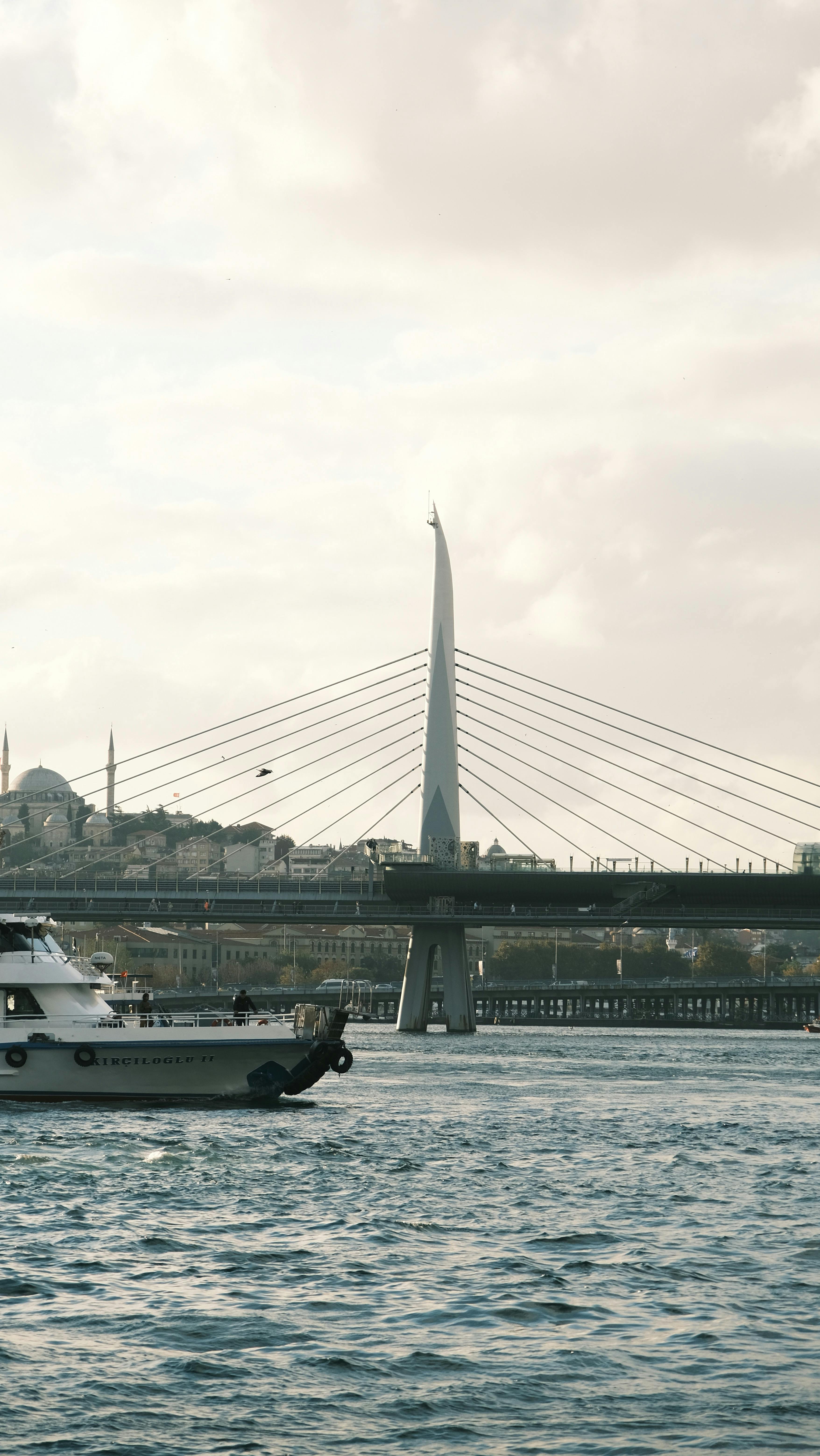 Gratuit Un Bateau Naviguant Près Du Pont Moderne D'istanbul Photos