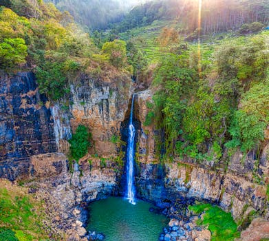 印度尼西亚西爪哇郁郁葱葱的景色中，瀑布的空中拍摄令人惊叹