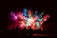 在德国多特蒙德，色彩缤纷的烟花照亮了夜晚中人群的轮廓