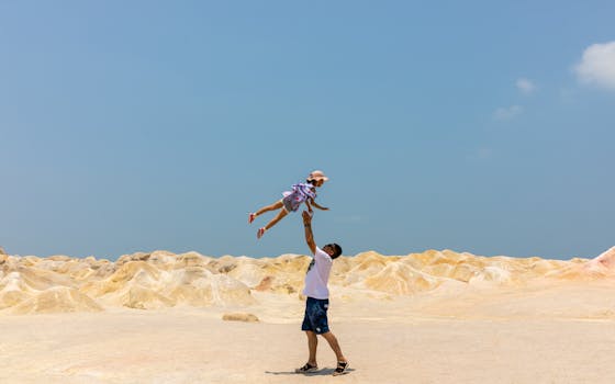 在阳光明媚的沙漠风景里，父亲和孩子共享欢乐时刻