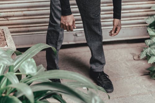 회색 격자 무늬 바지를 입은 사람의 사진
