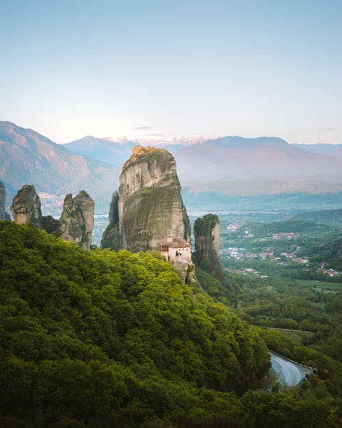 Fotografia De Paisagem De Formações Rochosas Cinzentas