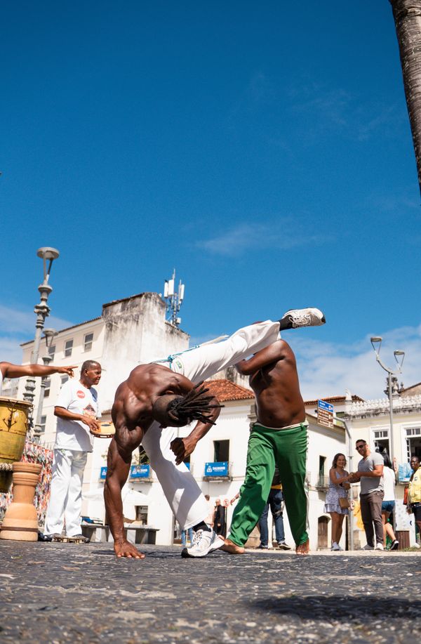 Apresentação de capoeira em cenário urbano