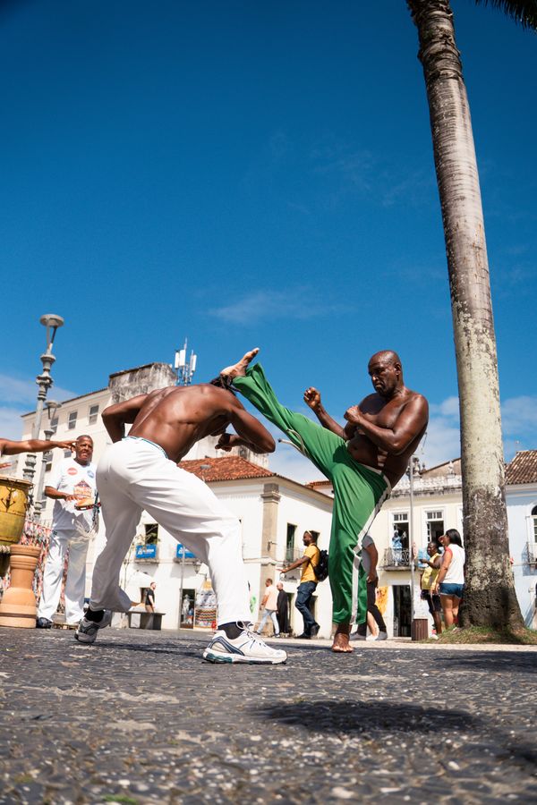Capoeiristas em praça histórica brasileira