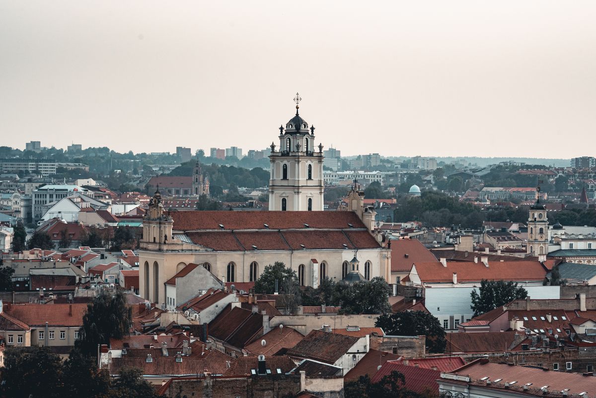 Panoramă Vilnius cu turnul bisericii