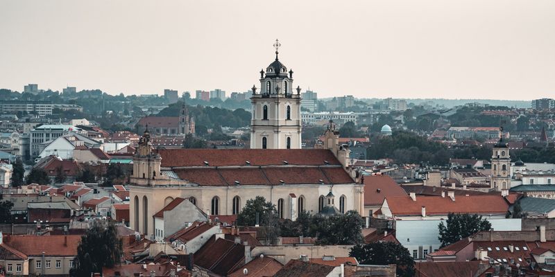 Panorámica de Vilna con una iglesia histórica