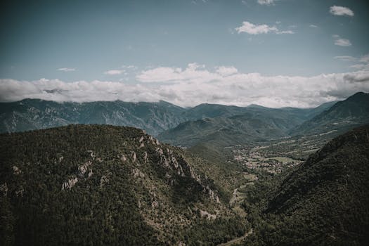 在壮丽的天空下，郁郁葱葱的山谷呈现出令人惊叹的鸟瞰景象，唤起一种冒险的感觉