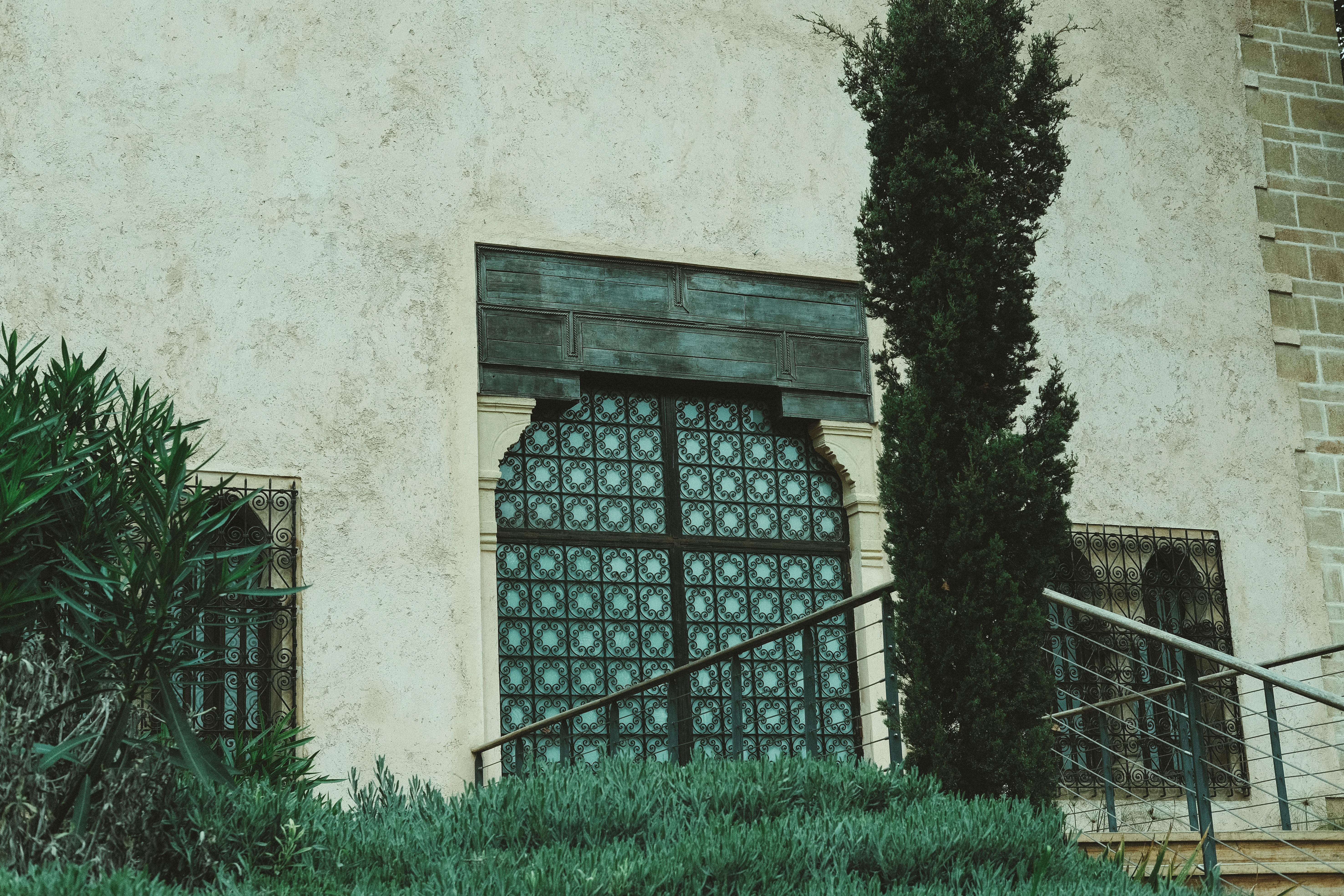 Kostenlos Rustikale Mediterrane Architektur Mit Eisenfenstern Stock-Foto