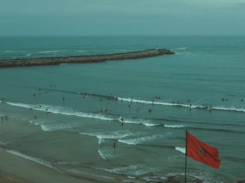مخيم ركوب الأمواج على شاطئ تغازوت قرب أكادير، المغرب