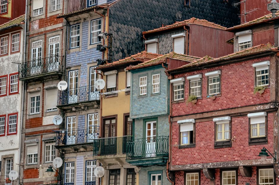 A close-up of cobblestones at <span class="notranslate"><em>Aliados</em></span>, reflecting the vibrant life of Porto.