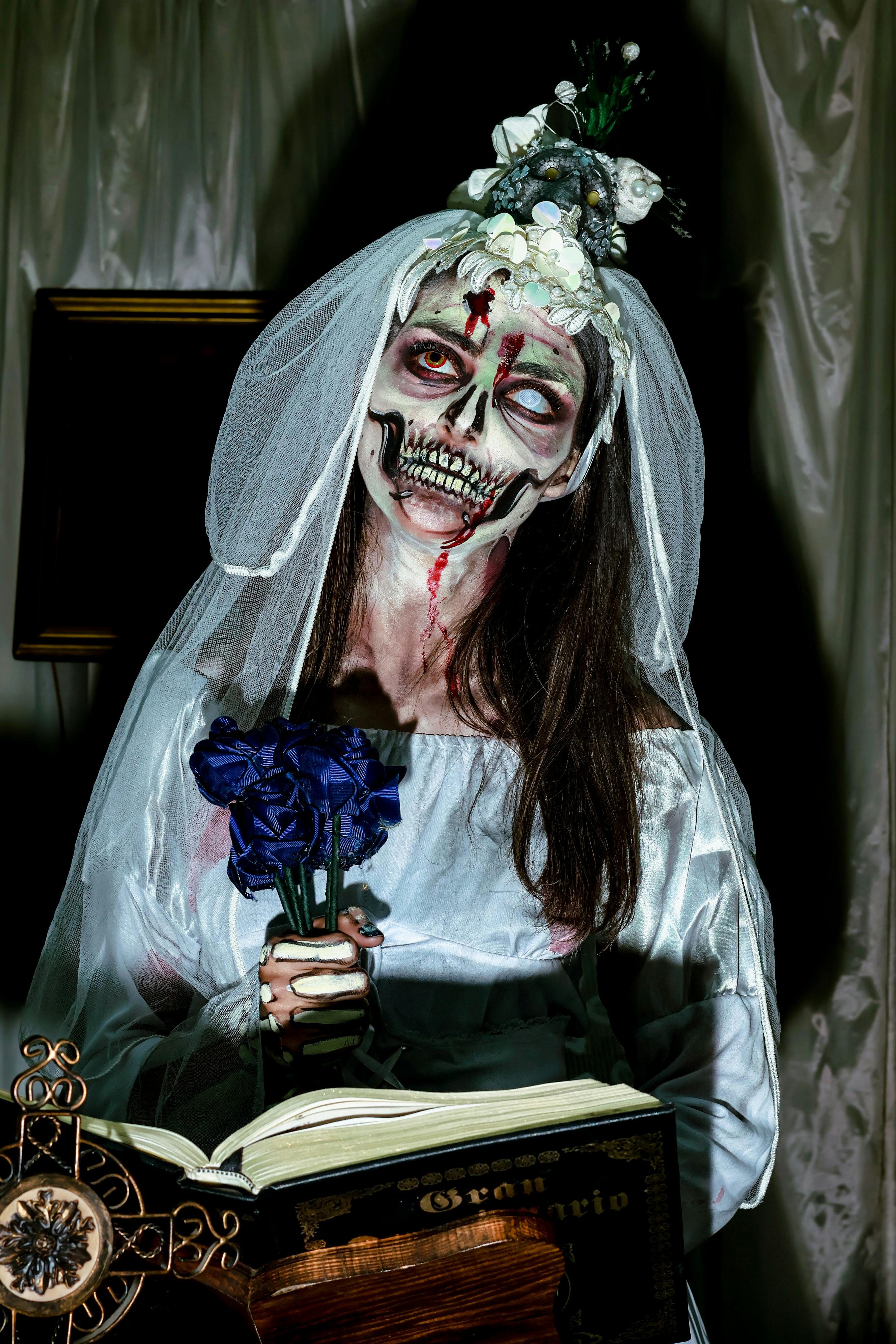 free-photo-of-strasidelna-zombie-nevesta-s-gotickym-make-upem.jpeg?auto=compress\u0026cs=tinysrgb\u0026w=1600