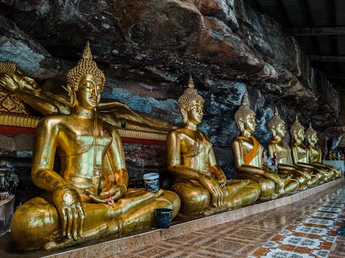 статуэтки гаутамы будды в коричнево белой комнате