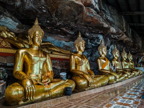 Patung Buddha Gautama Di Dalam Ruangan Coklat Dan Putih