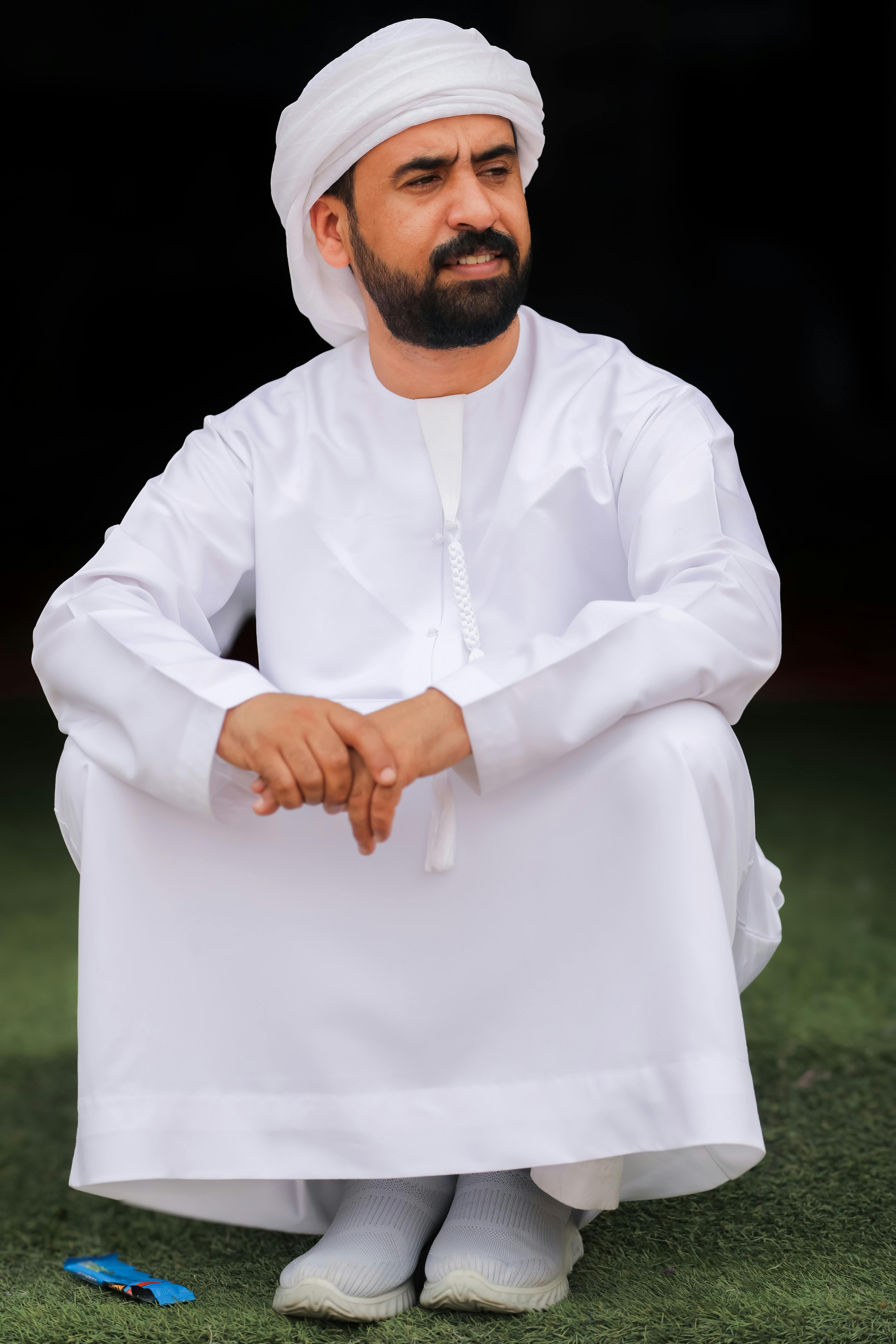 man-in-traditional-middle-eastern-attire-outdoors-free-stock-photo