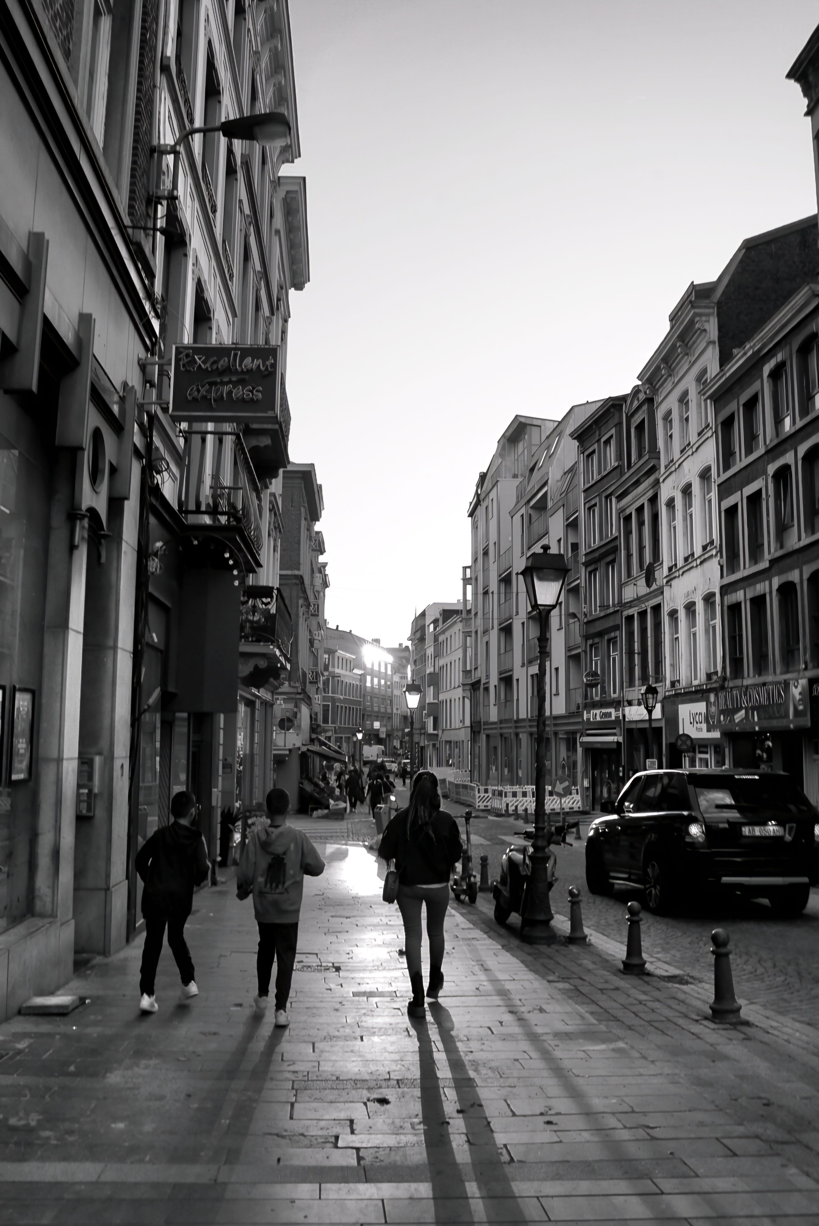 Black and White Urban Street at Dusk · Free Stock Photo