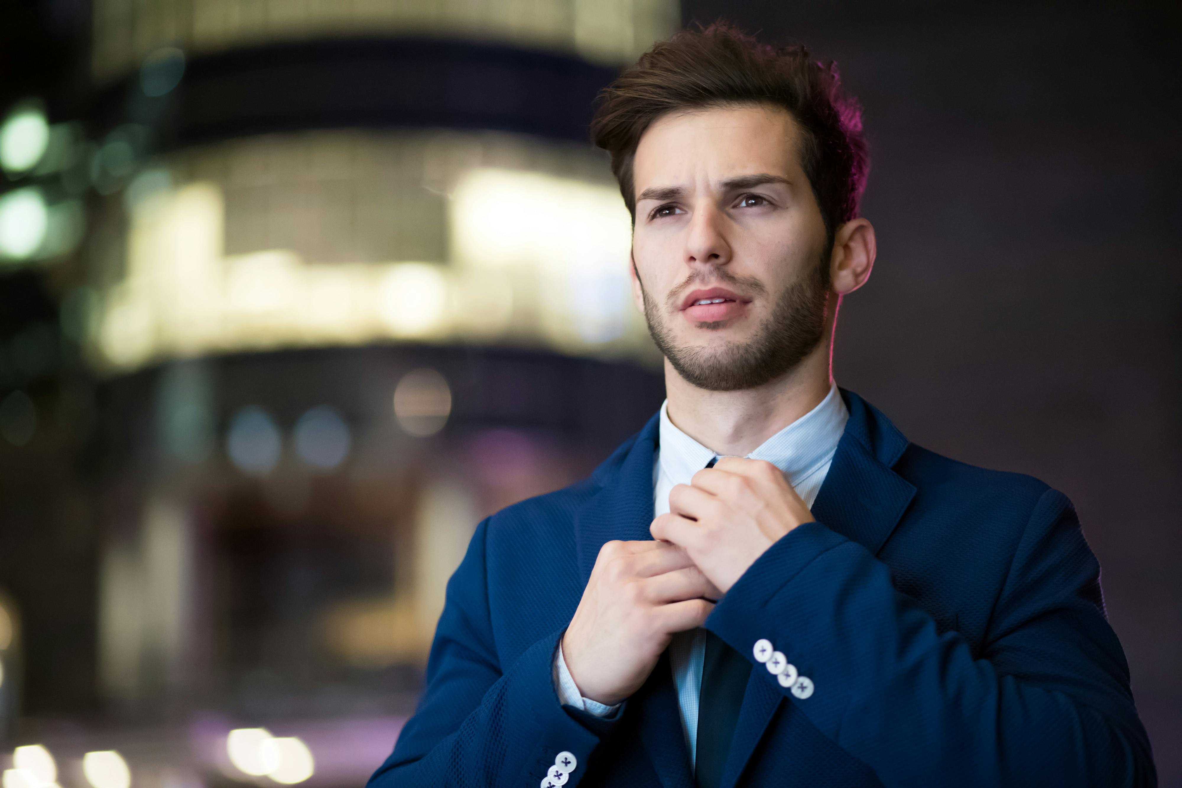 Man wearing a blue suit. | Photo: Pexels