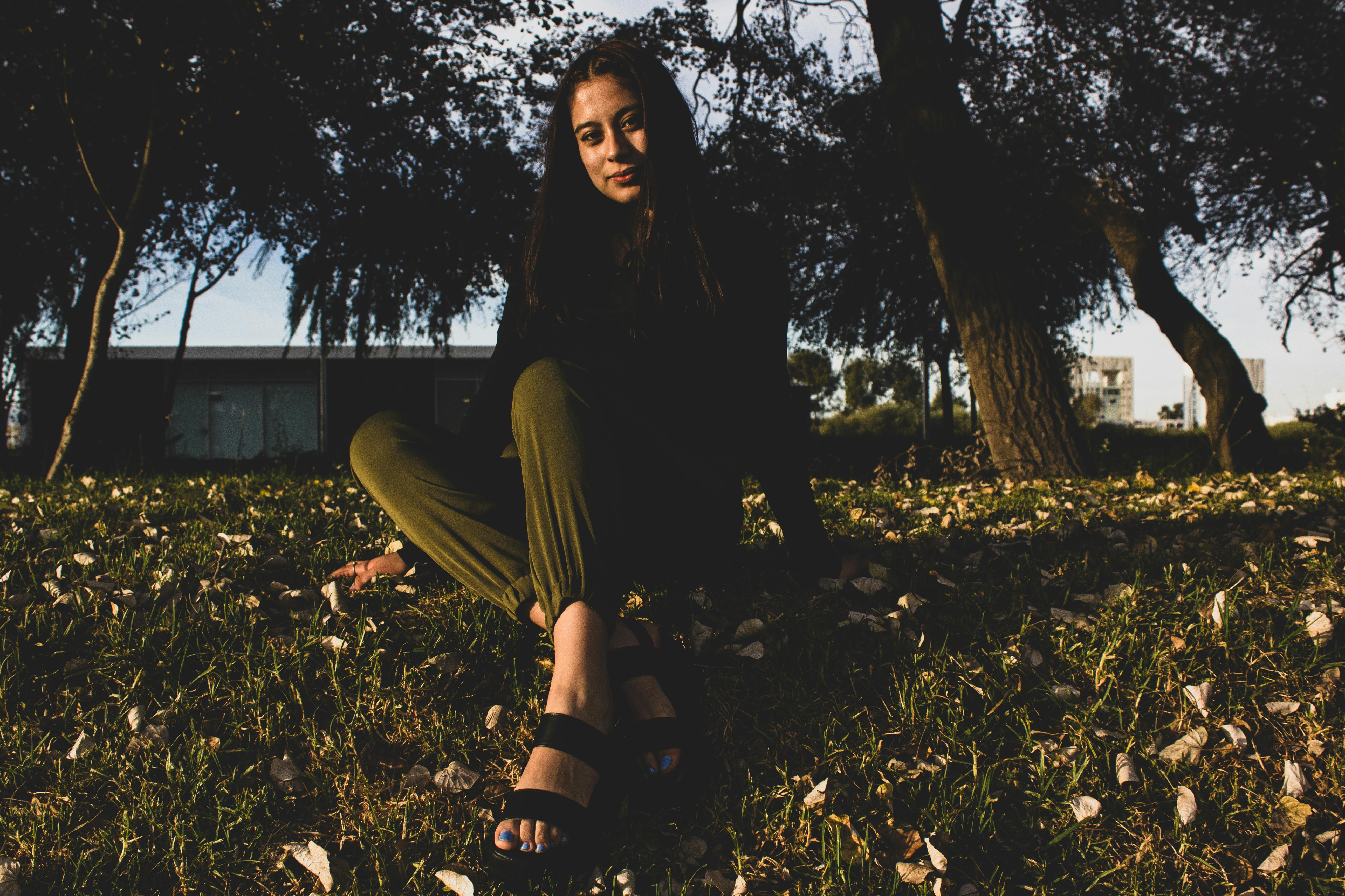 ingyenes Fiatal Nő Napsütötte Erdei Környezetben Pihen Stockfotó