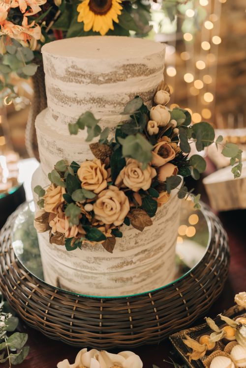 Free Elegant rustic cake adorned with dried flowers, perfect for weddings. Captured in warm light. Stock Photo