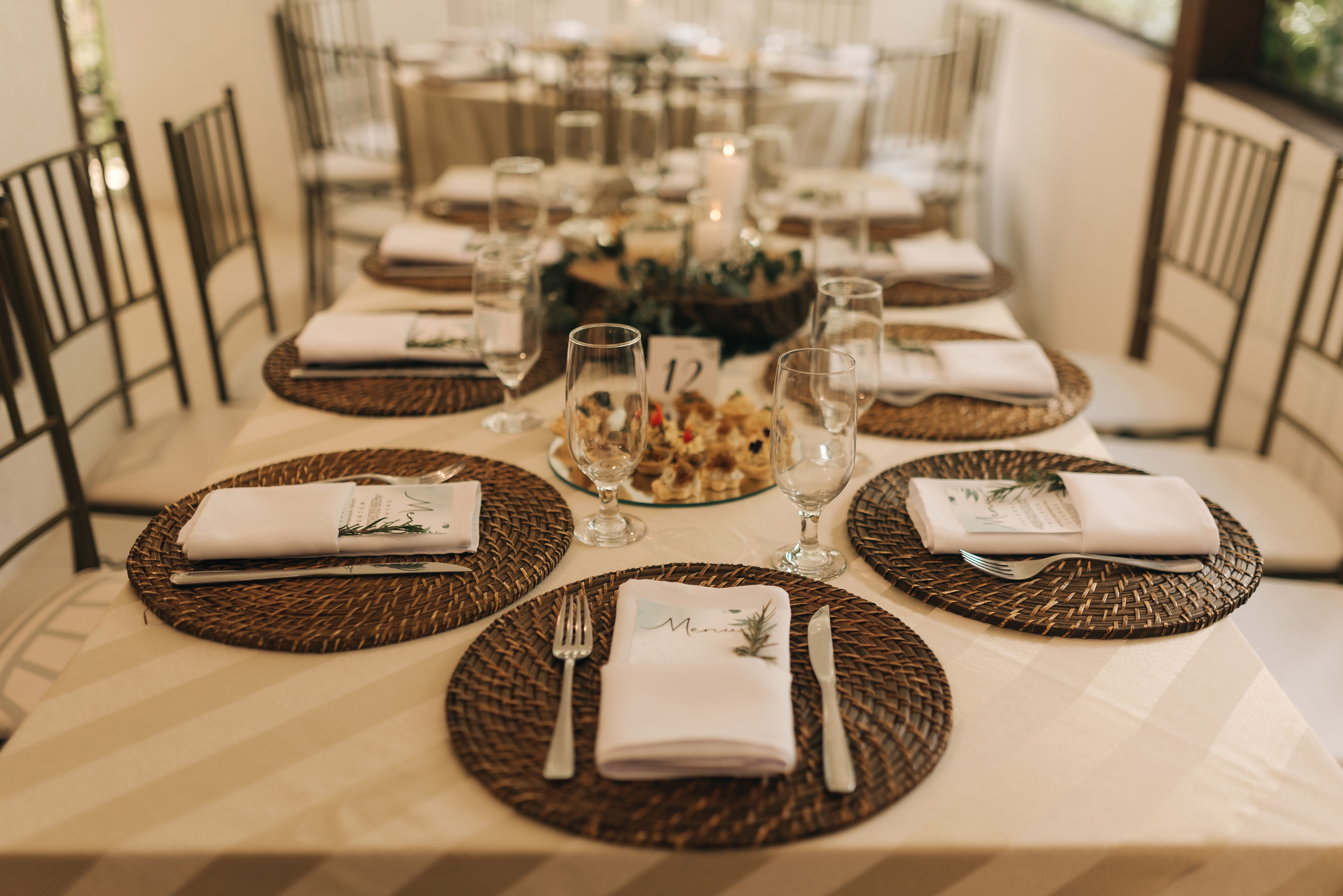 Elegant wedding reception place setting with décor