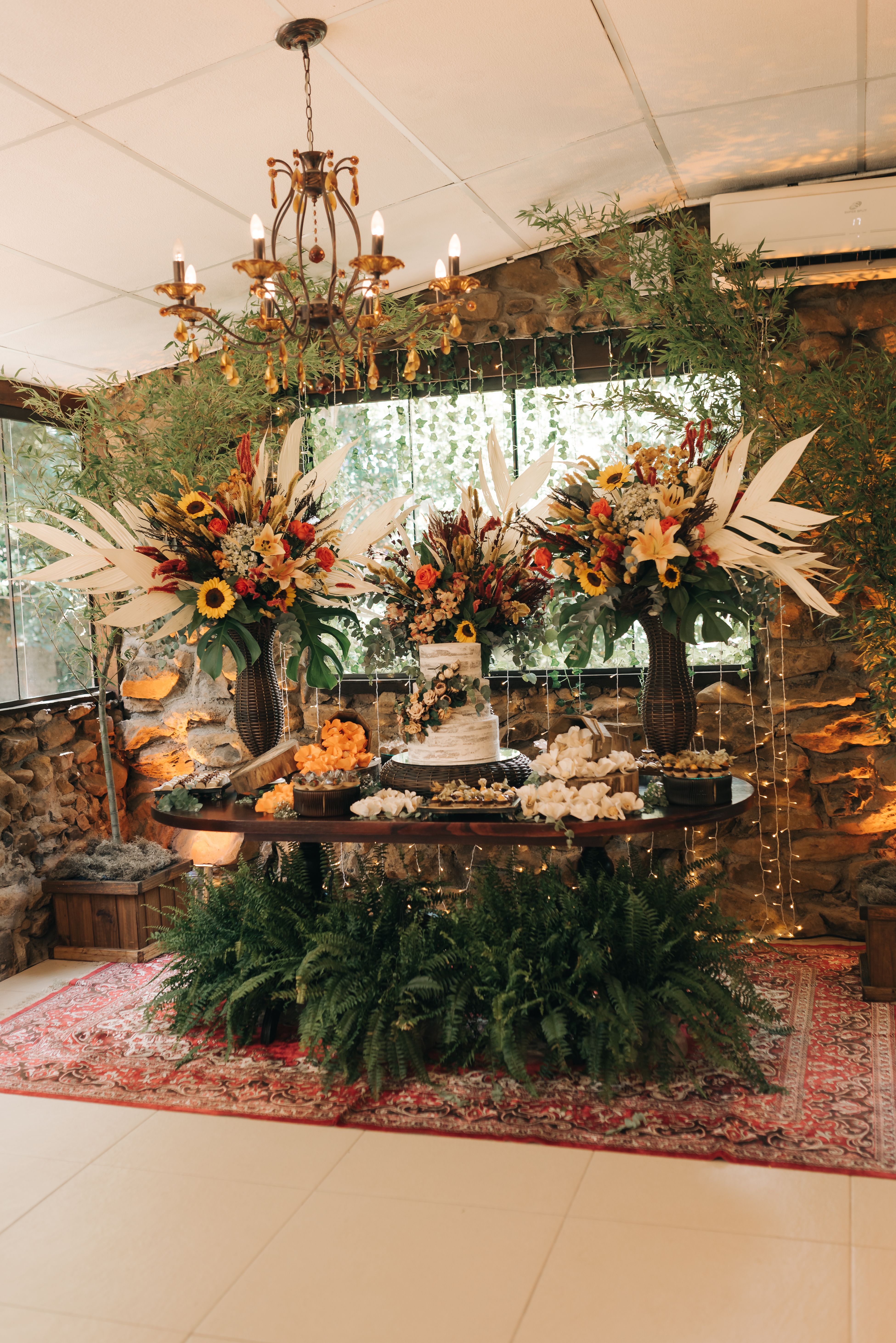 Elegant Floral Table Arrangement in Rustic Setting · Free Stock Photo