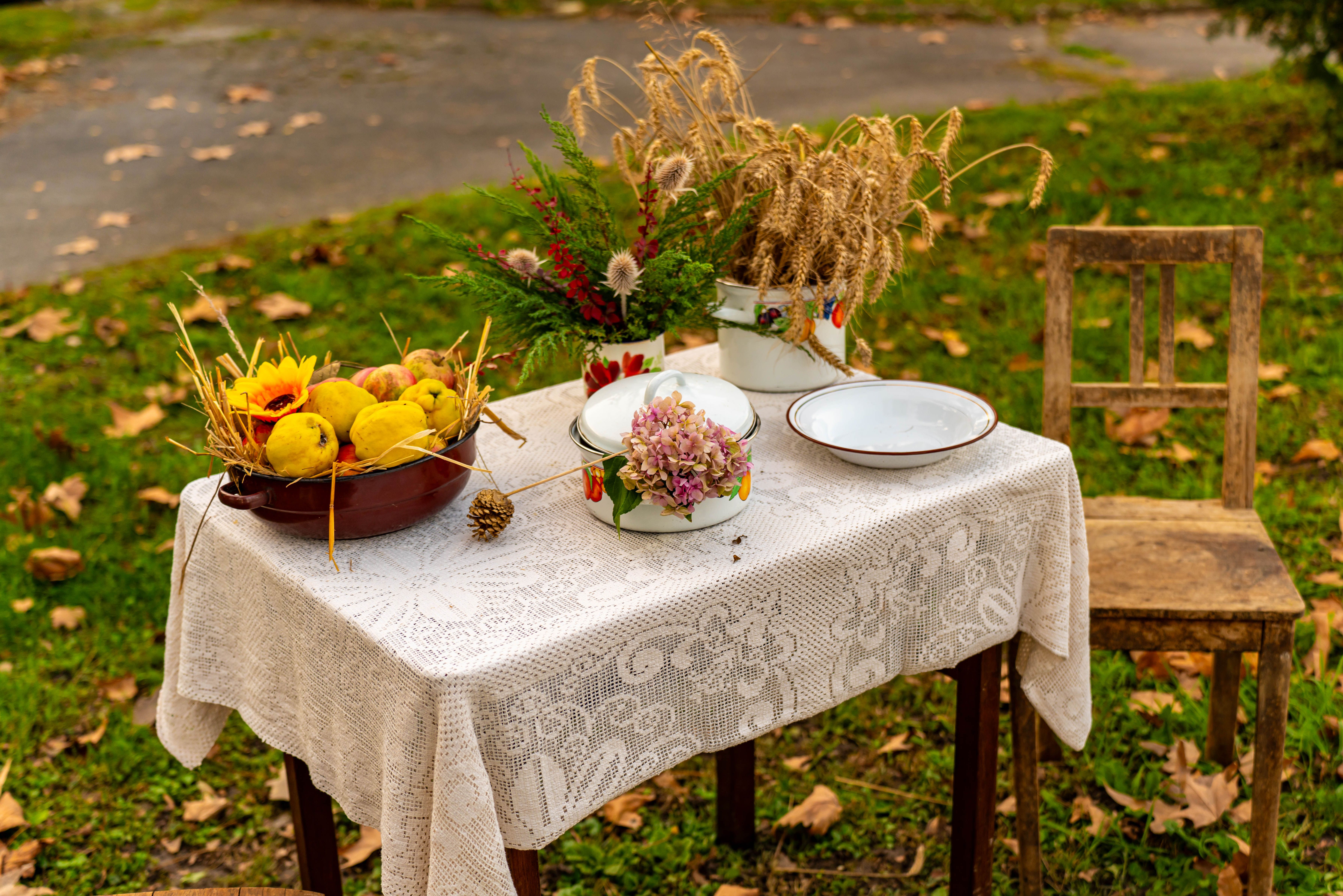 Stijlvolle herfstdiner tafel met pompoenen en kaarsen.