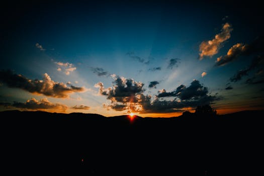 田纳西州山区的天空色彩缤纷，云层美丽，日落也格外迷人