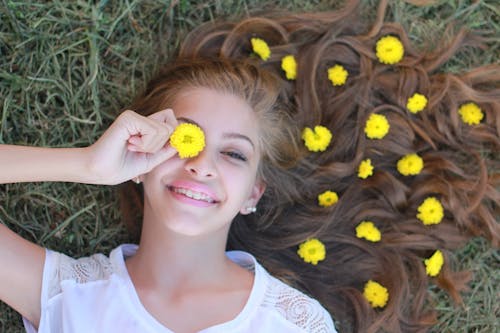 Gratis lagerfoto af barn, blomster, dagslys