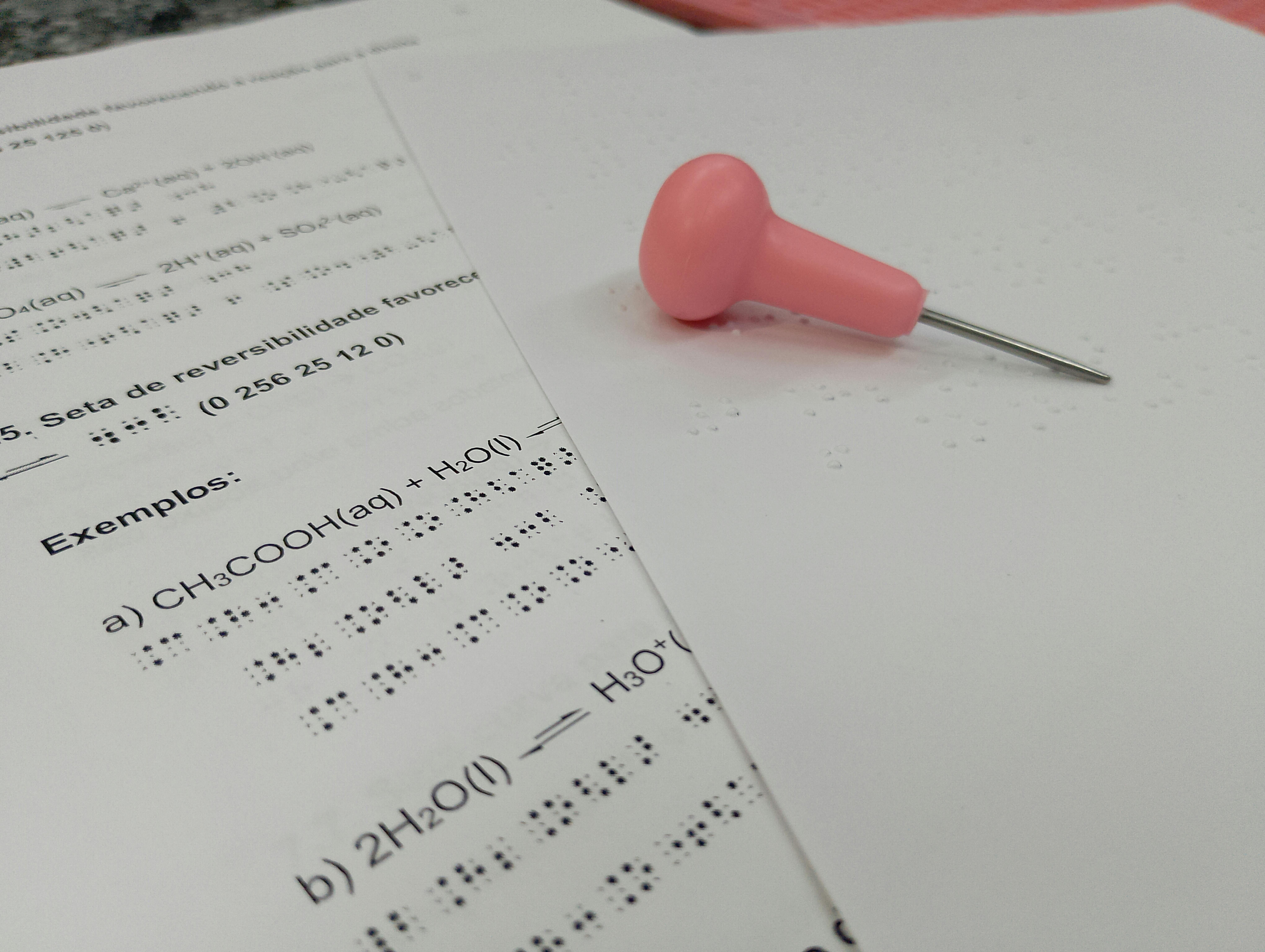 Estudo De Química Em Braille Com Ferramenta Tátil · Foto profissional