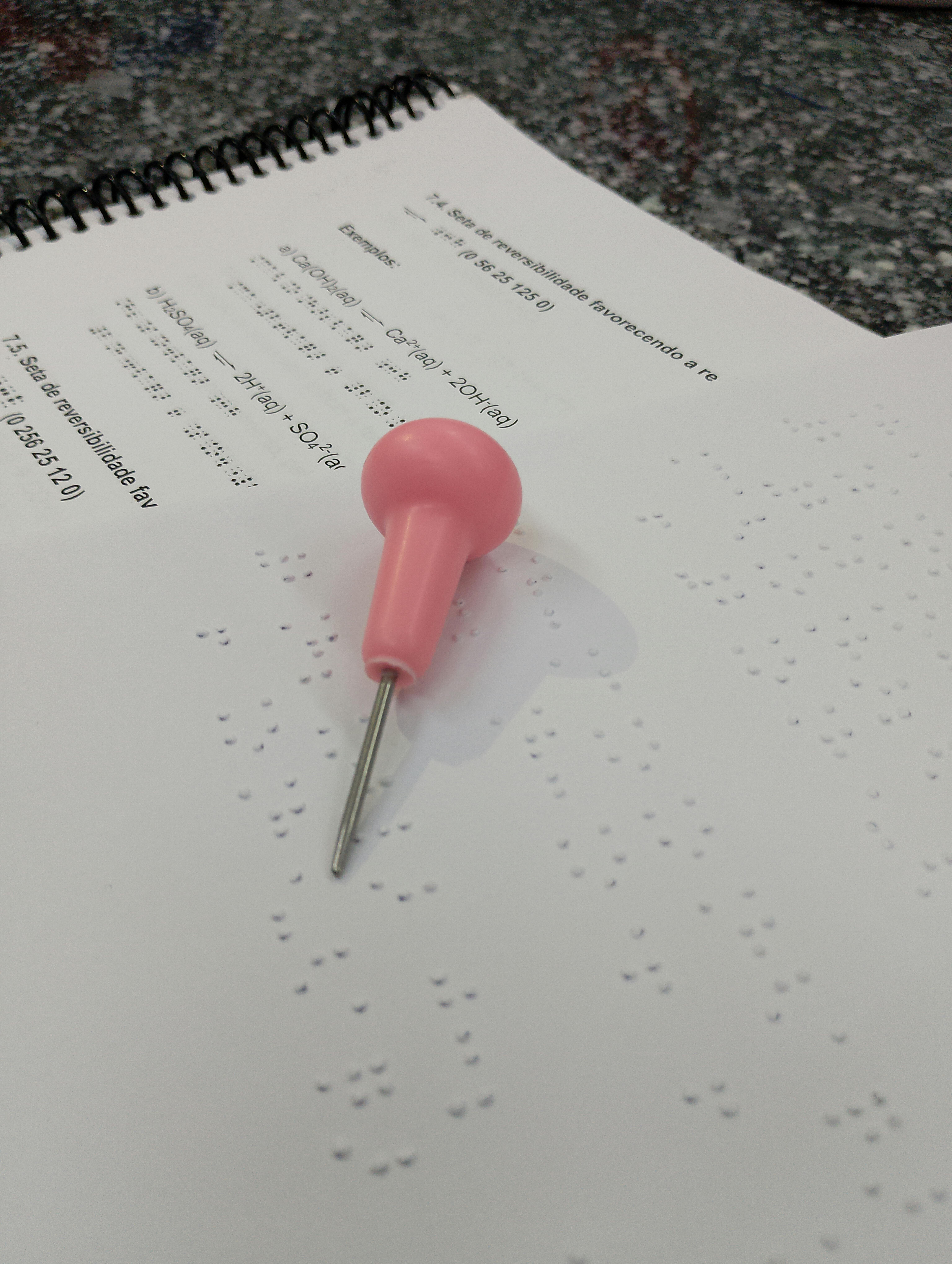 Close Up Da Escrita Em Braille E Da Ferramenta Stylus · Foto