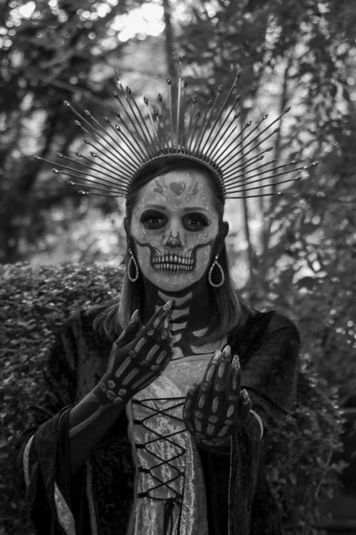 Free Black and white photo of a Dia de los Muertos costume in an outdoor setting with a mystical touch. Stock Photo