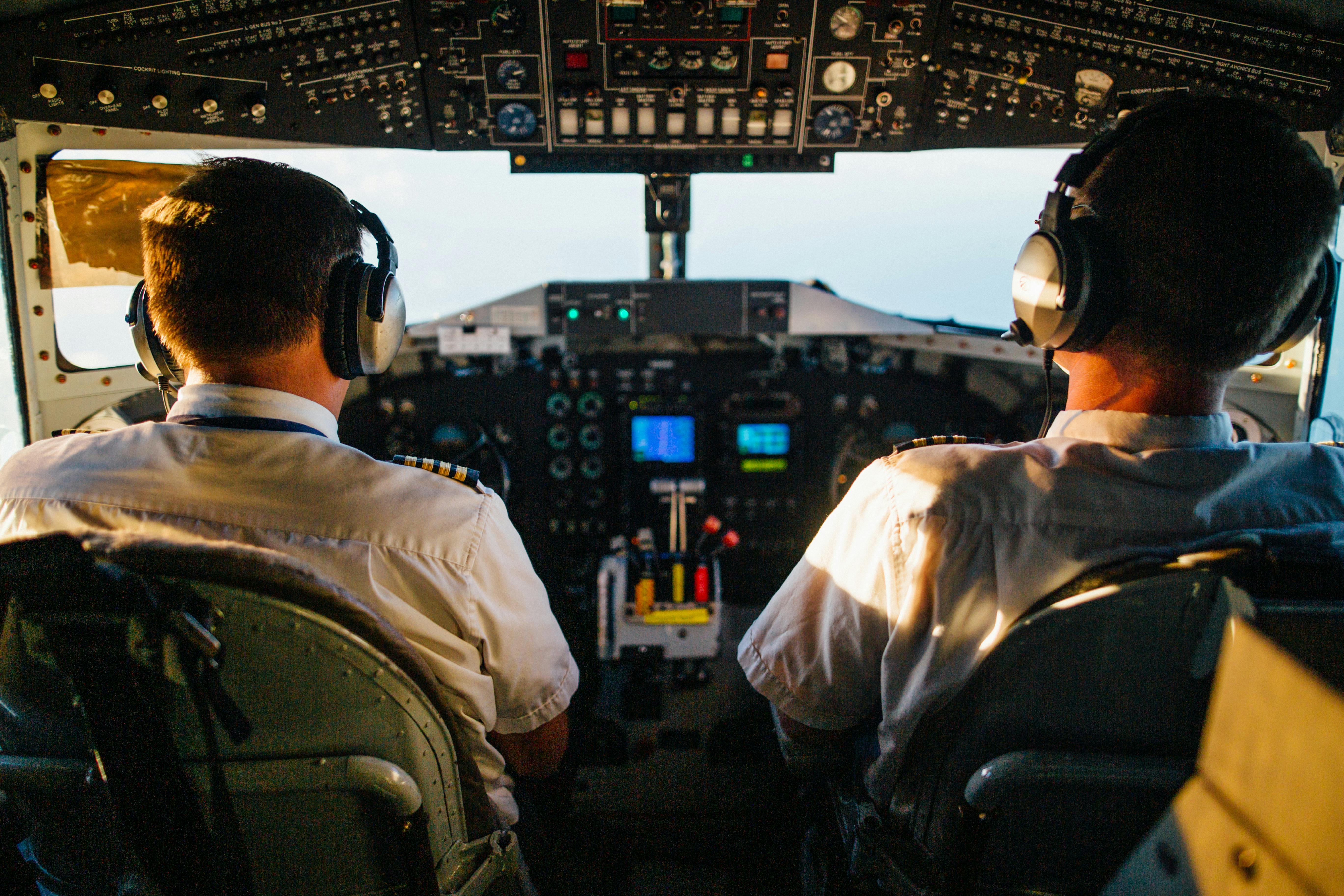 Two pilots flying an airplane. | Photo: Pexels