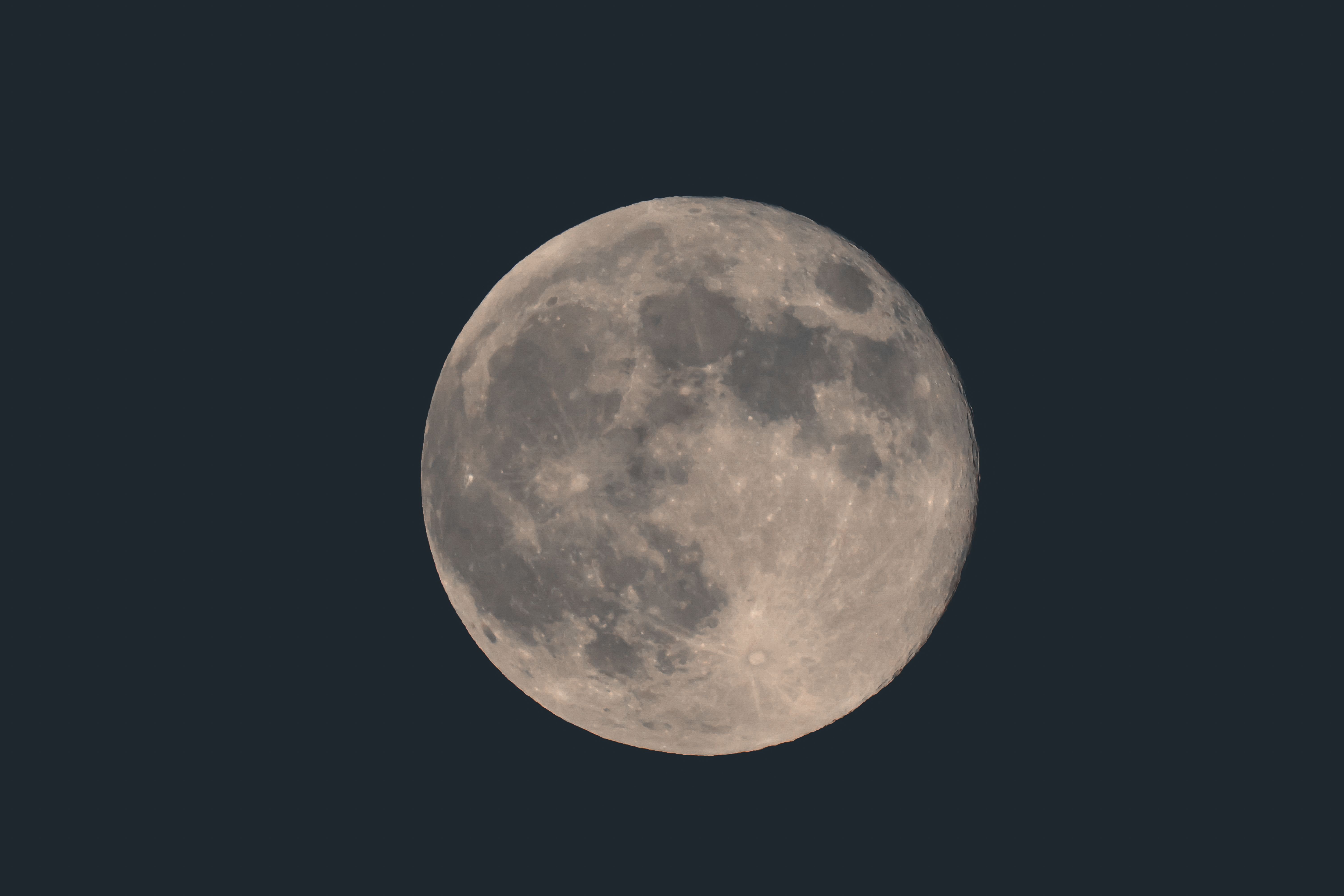 秋の夜空に浮かぶ満月