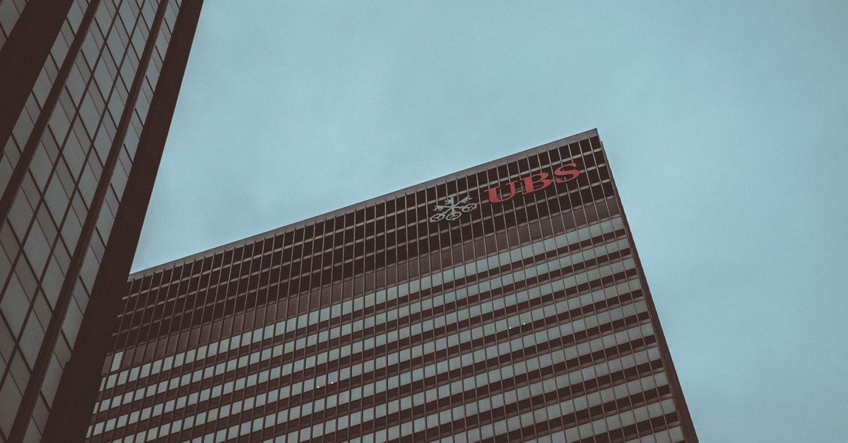 UBS samazina atalgojumu jaunajiem investīciju baņķieriem Cīrihē