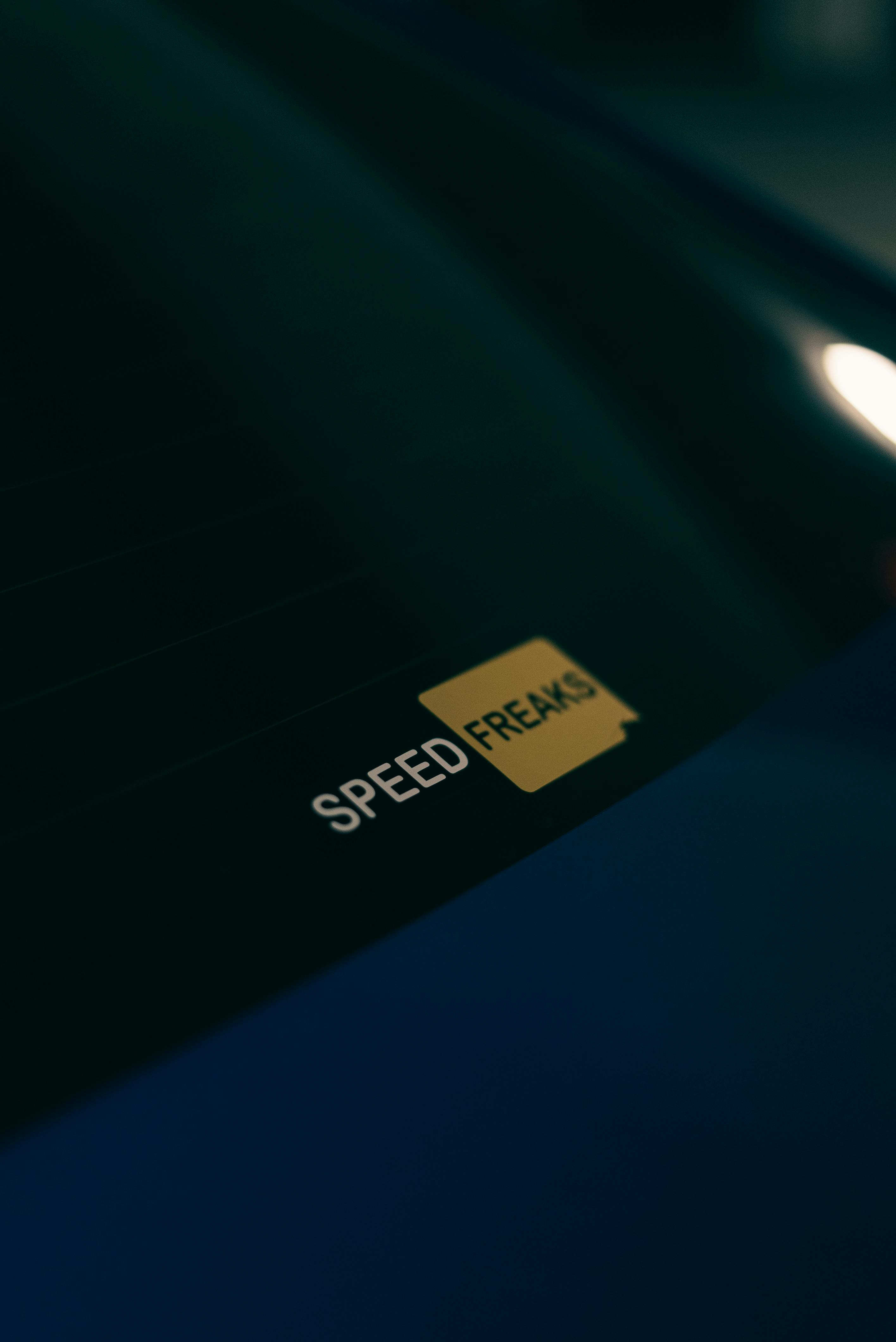 Gratis Jendela Mobil Moody Dengan Stiker Speed Freaks Foto Stok